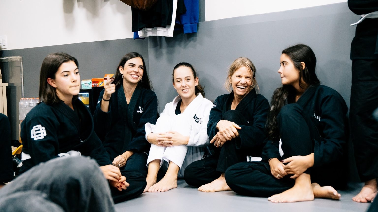 Duas alunas conversando e sorrindo antes da aula
