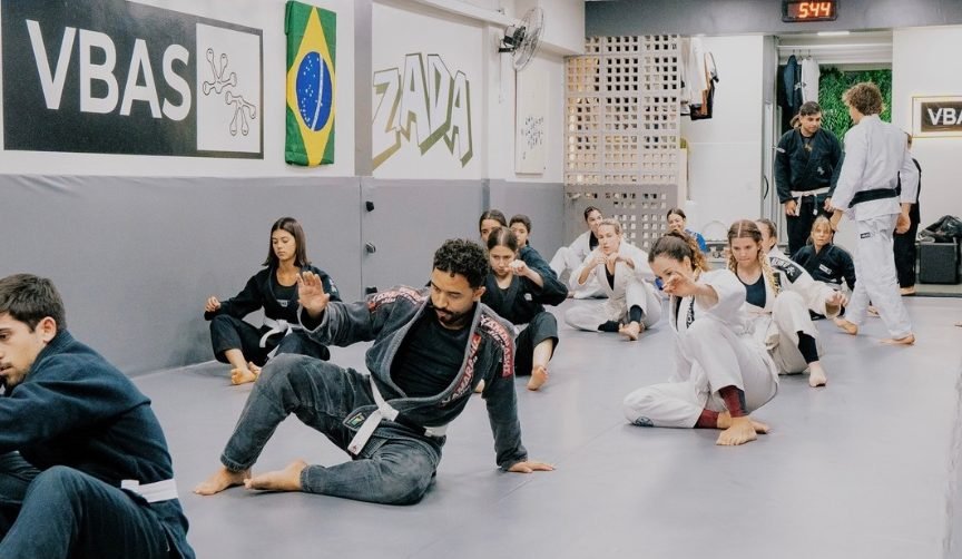 Duplas treinando jiu-jítsu durante uma aula no VBAS