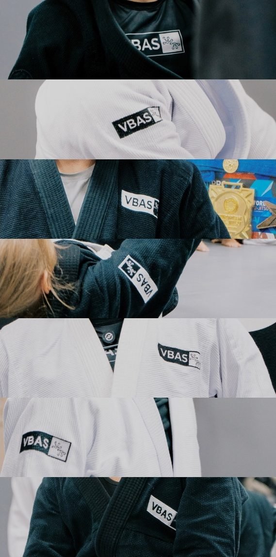 Kimonos brancos com o emblema do VBAS bordado na manga